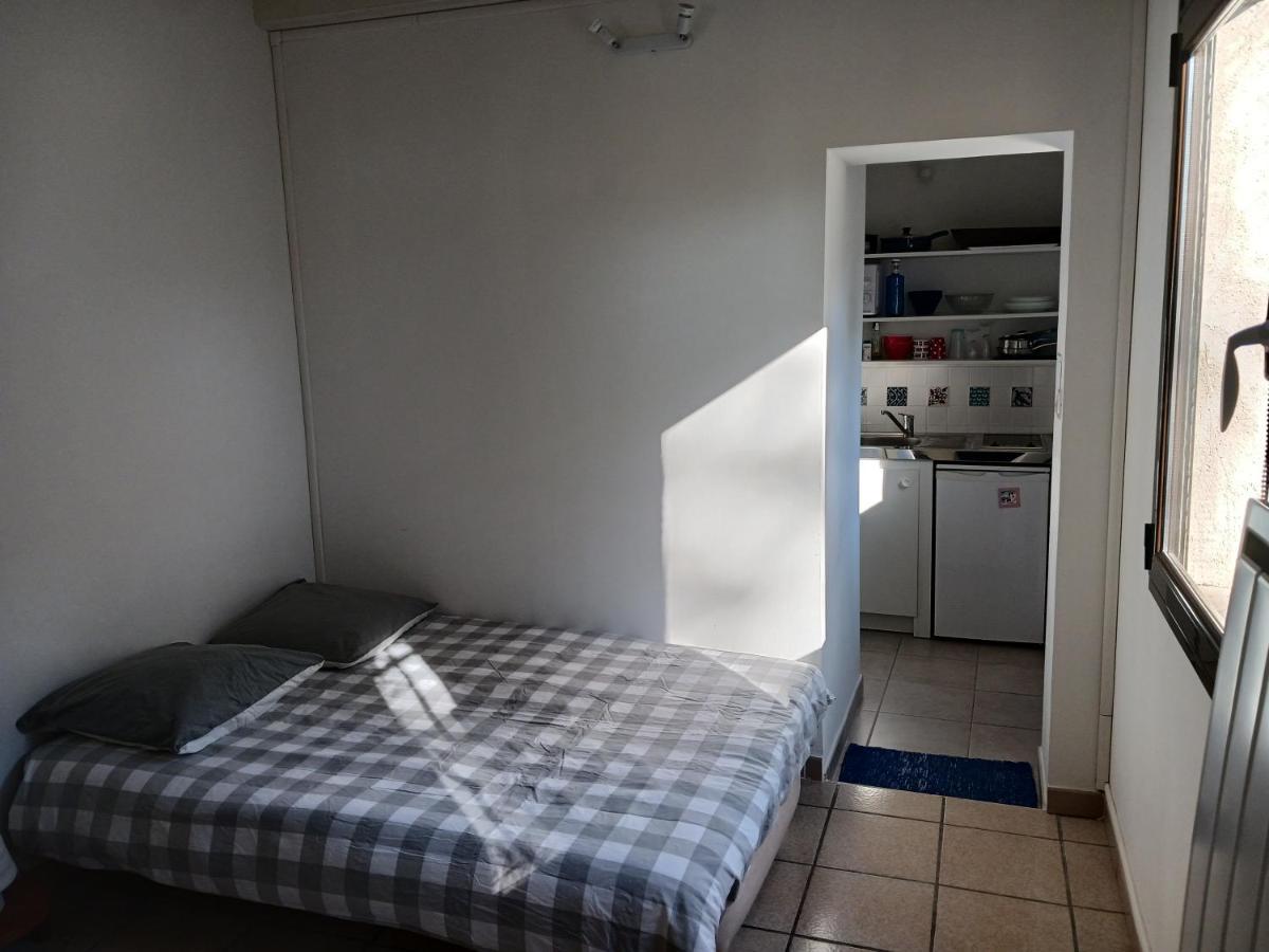 Studio Charmant Et Calme Villeneuve Les Avignon Entree Et Cour Independantes Climatisation Piscine Parking Exterior foto
